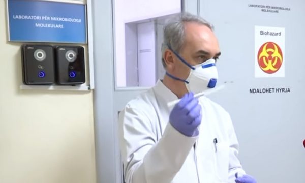 Drejtori i Departamentit të Mikrobiologjisë, Xhevat Jakupi tregon si është një ditë pune në laboratorin ku testohen rastet për koronavirus