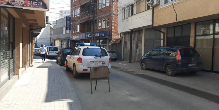 Policia pranë një shtëpie në Tophane