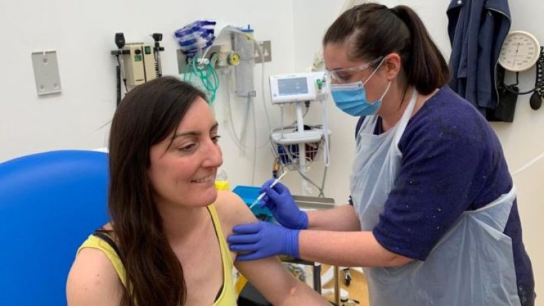 Flet ‘pacientja’ e parë që provoi vaksinën kundër koronavirusit