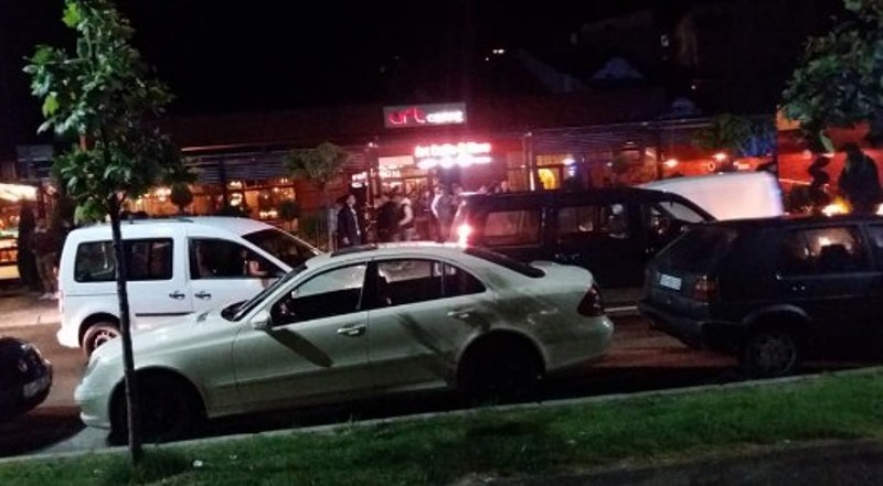 Të rinjtë grumbullohen para lokaleve në këtë komunë të Kosovës, intervenon Njësia Speciale