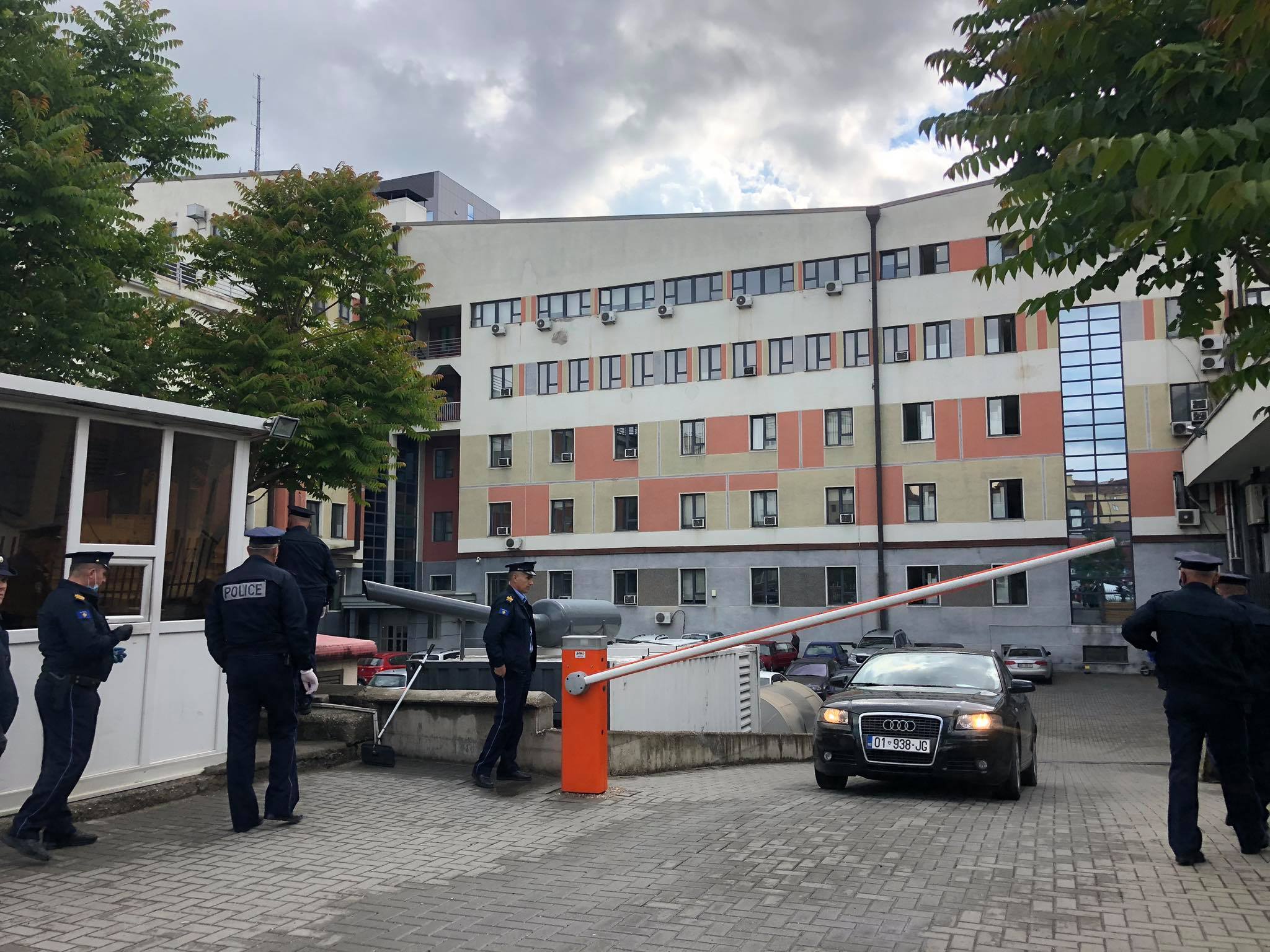 Shtohet prania e policëve në rrugët e kryeqytetit, shkojnë edhe te Gjykata Kushtetuese