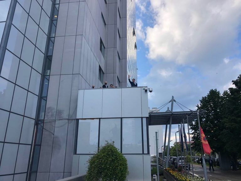 Kurti u del në ballkon të Qeverisë, protestuesit e VV’së brohorasin për zgjedhje