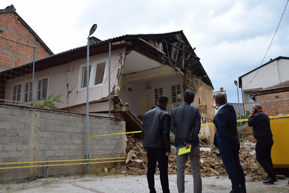 Shembet një shtëpi në Prizren, lëndohen dy persona