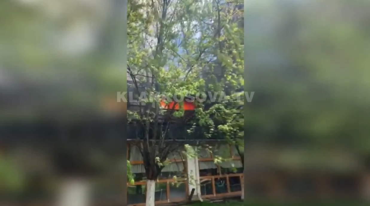 Kaplohet nga flakët një objekt në Prishtinë