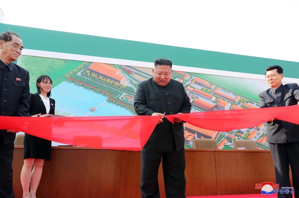The Sun: Shfaqja e Kim Jong-un në inaugurimin e fabrikës, fasadë. Ja si qëndron e vërteta