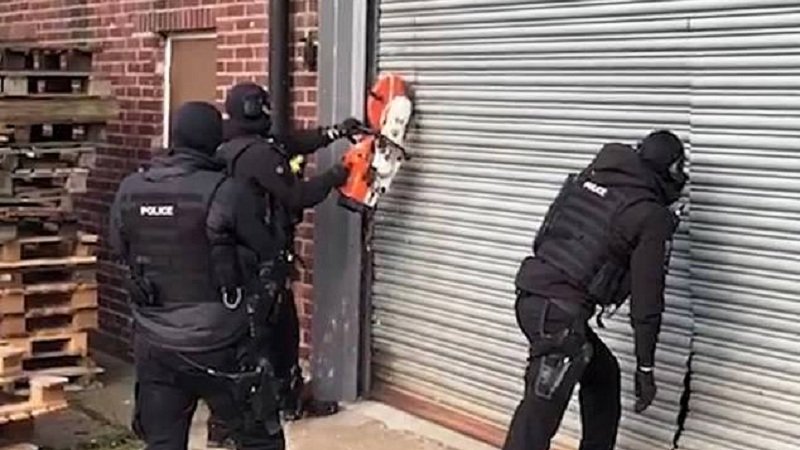 Tre shqiptarët në Angli ndërtojnë fermë kanabisi sa një fushë futbolli