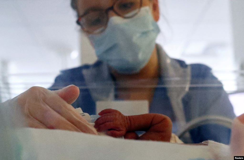 Të bëhesh nënë në kohë koronavirusi