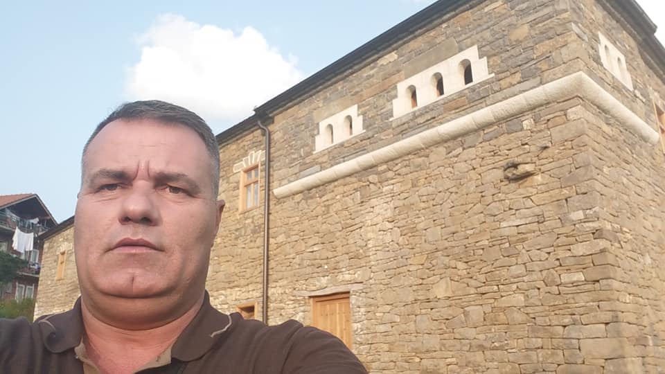 Suspendohet bashkëshorti i ish-deputetes nga Policia, pas deklaratave për Thaçin e Mustafën!