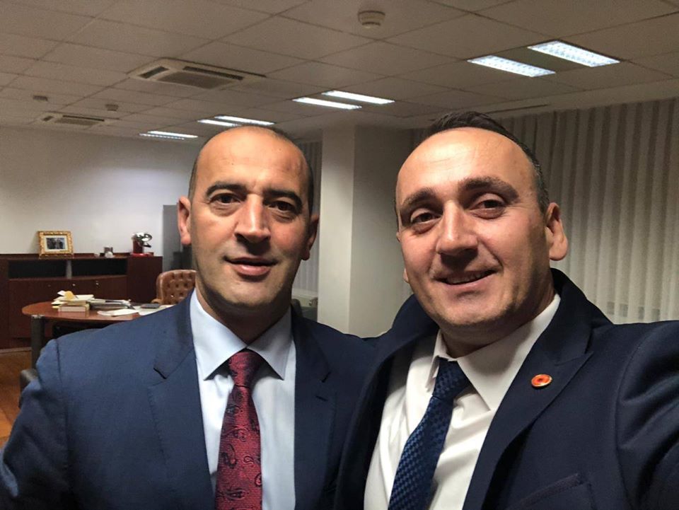 Deputeti i AAK-së: Të hapen xhamitë, për faljen e Bajramit të shfrytëzohen edhe kishat