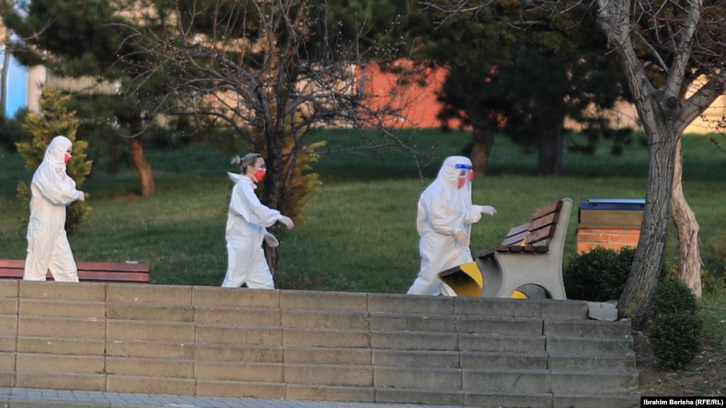 Pse nuk dërgohen të gjithë në karantinë?