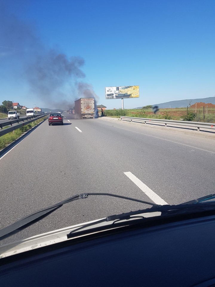 Digjet një kamion në mes të rrugës, në Komoran