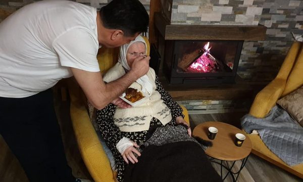 Agim Bahtiri ushqen nënën me duart e tij, vjen me një urim të veçantë