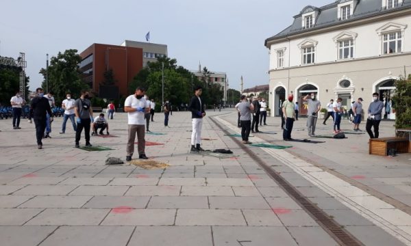 Qytetarët falen në sheshin “Skënderbeu”, këkojnë hapjen e xhamive