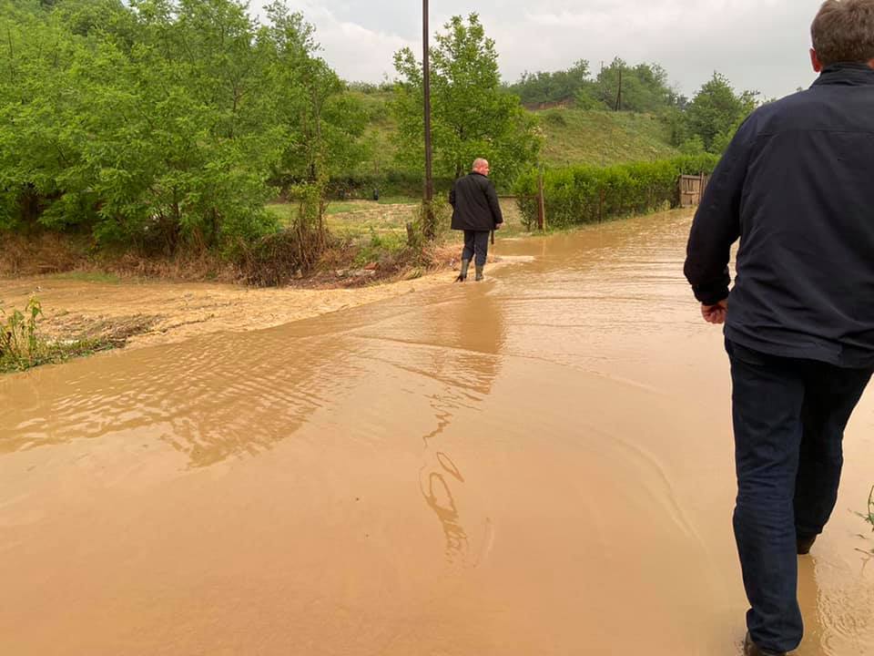 Vërshimet dhe breshëri kaplojnë komunën e Rahovecit