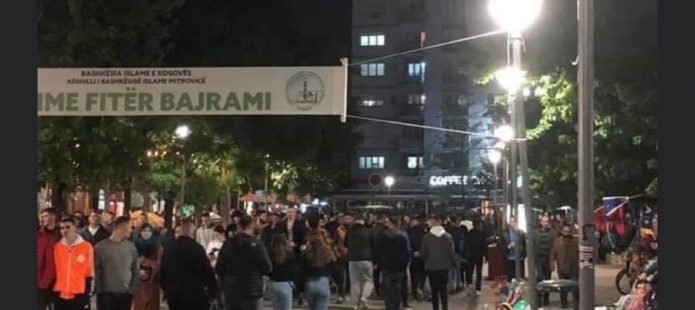 Mitrovicasit s`pyesin për koronavirus, mbushin sheshin