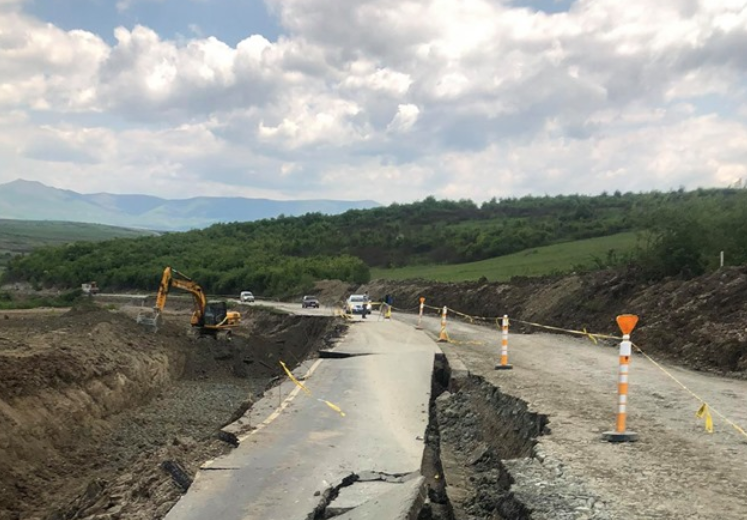 Shembet një pjesë e rrugës në magjistralen Klinë-Gjakovë