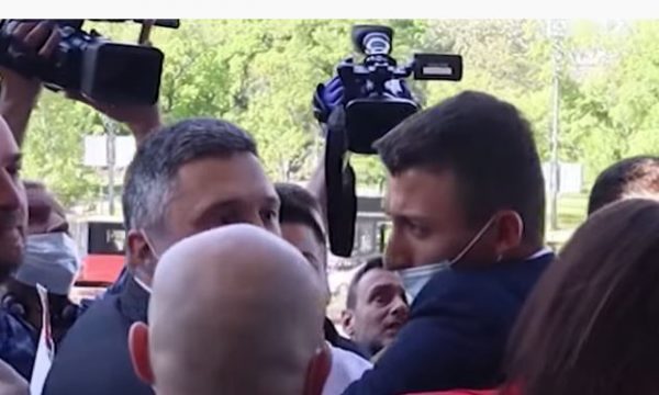 Në Serbi përleshen deputetë e ministra, pamje nga vendi i ngjarjes