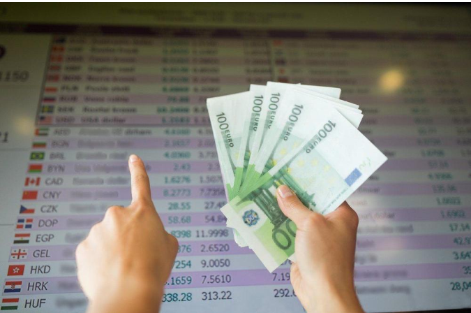 Vodhën fjalëkalimet e kartelave bankare dhe porositën mallra online