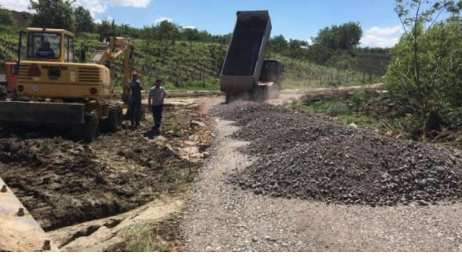 Bllokoi rrugën e fshatit me zhavorr, arrestohet një person në Pejë