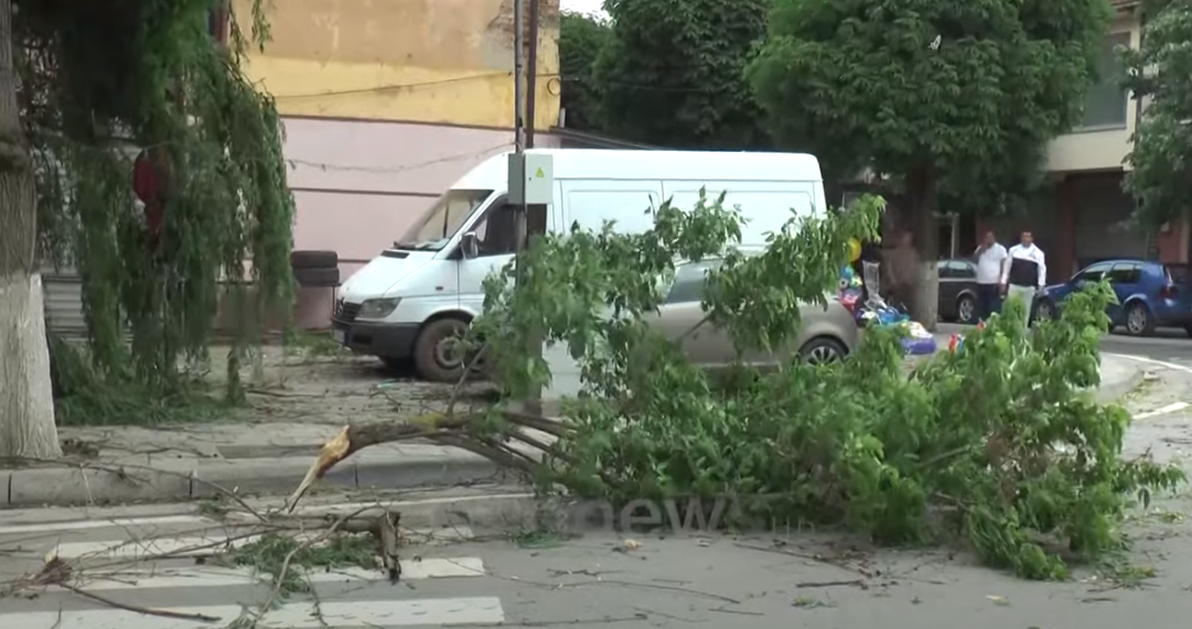 Shqipëria përfshihet nga një ciklon, hoqi çati e rrëzoi drunj