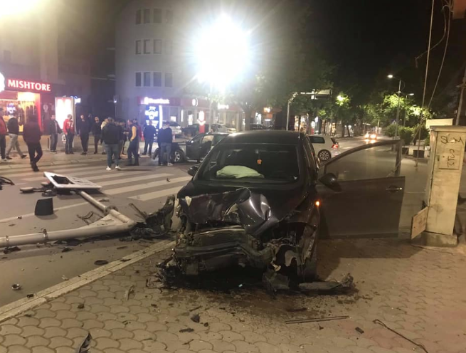 Aksident i rëndë në Pejë: Shkatërrohen dy vetura dhe semaforët e ri