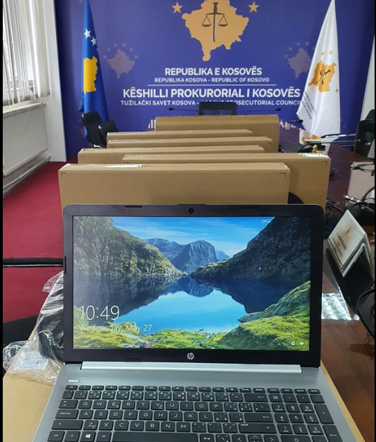 Ambasada amerikane dhuron llaptopë për prokurorët që t’i ndihmojnë viktimat e dhunës në familje