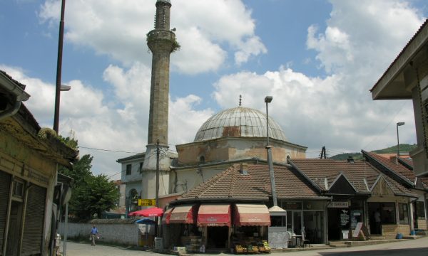 E falën namazin e Bajramit në xhami, policia do të marrë masa për 30 persona nga Kaçaniku