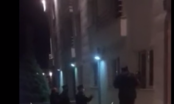 Skandaloze: Kështu u liruan qytetarët nga karantina që kishin ‘të njohshëm’