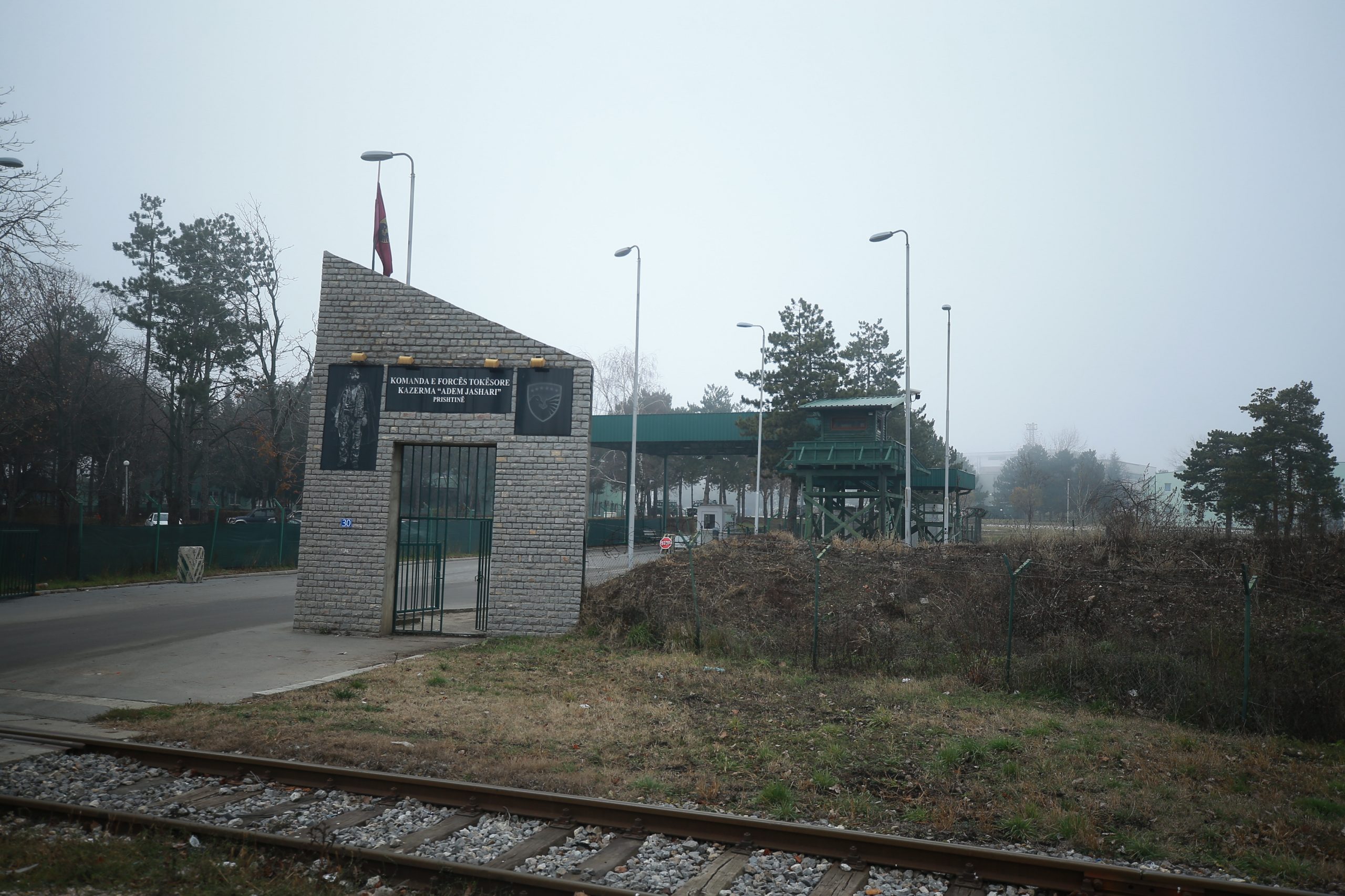 Dyshohet për bombë para kazermës “Adem Jashari”