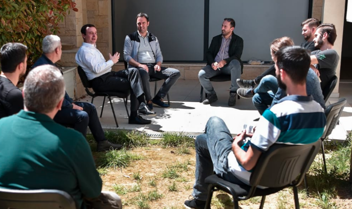 Mblidhet partia e LVV-së: Aliu tregon se Albulena Haxhiun nuk kishte pranuar të shkonte- Ja si përgjigjet ajo