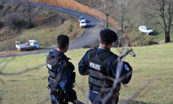 Policia del në vendin e ngjarjes pasi serbët hoqën flamurin shqiptar në Koshare