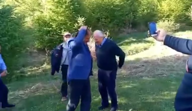 Policët shqipëtar këndojnë e hedhin valle duke pirë raki