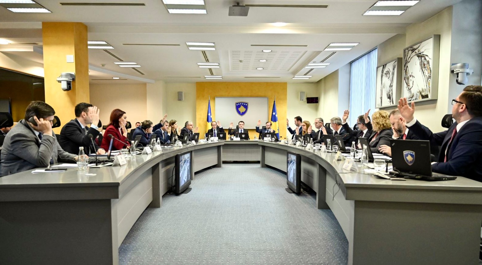 Kurti numëron sukseset e 100 ditëshit, opozita përmend dështimet