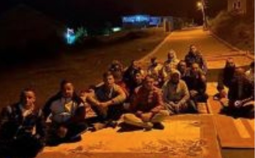 Qytetarët në lagjen Kurrill të Prizrenit falin namazin e Bajramit në rrugë