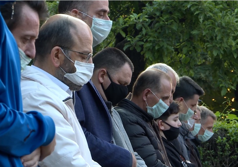 Besimtarët në Maqedoninë e Veriut falin Bajramin me maska