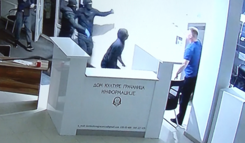 Hajnat vjedhin bankomatin në Graçanicë, plani iu dështon pasi shpërthen goma e furgonit