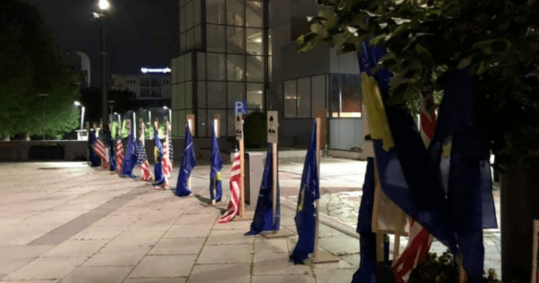 Vendosen flamuj të Amerikës dhe NATO’s para Qeverisë