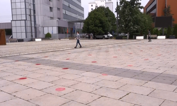 Dolën për t’i rivendosur pikat e kuqe të protestës në shesh, Policia ndalon 4 persona