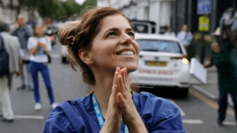 Kush është infermierja shqiptare që po kthehet në modelin e shëndetësisë britanike