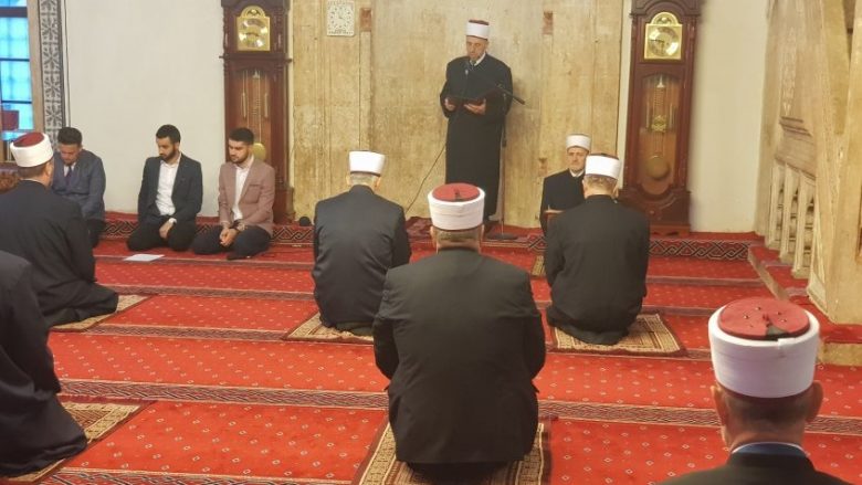 Pa namaz në Xhami myslimanët festojnë Fitër Bajramin