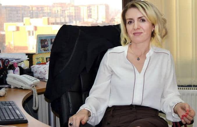 Kjo është motra e deputetes së PDK-së që u shkarkua nga posti i drejtoreshës