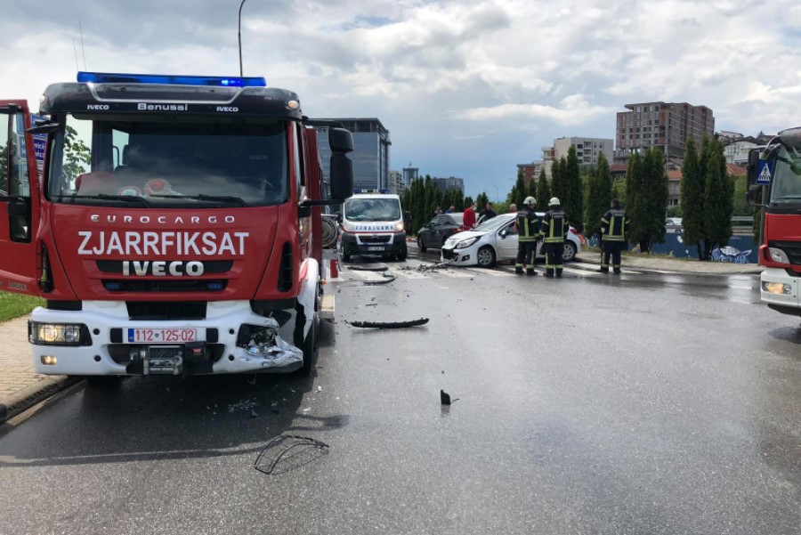 Aksidentohen zjarrfikësit në Prishtinë: Lëndohen tre persona
