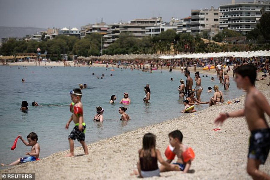 Greqia hap plazhet, njerëzit vërshojnë në bregdet