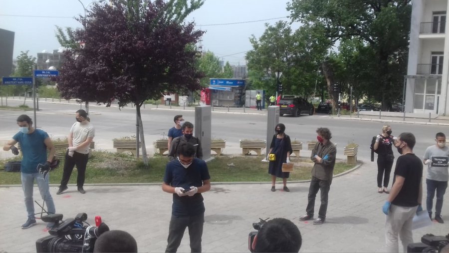 Protestë para MASHTI-t për vendimin e ministres: “Tërheqje ose dorëheqje”