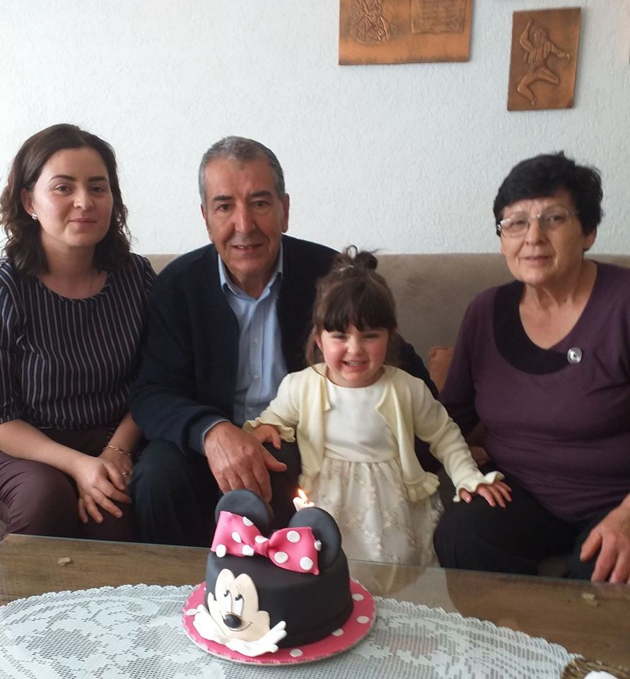 Kurti kujdeset për vajzën e Astrit Deharit, i dërgon ëmbëlsirë për ditëlindje