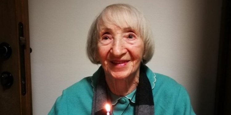 E pabesueshme: Mjekët i dhanë dy orë jetë, por 102 vjeçarja që ka punuar me Churchill i sfidon të gjithë