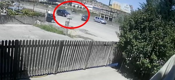 Pamjet e aksidentit në Vorë, polici ‘fluturon’ disa metra në ajër