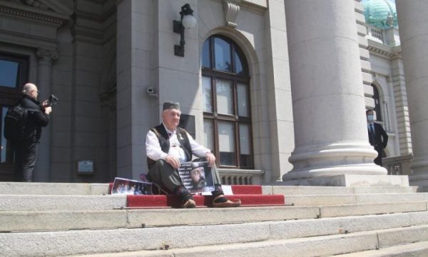 Deputetët serbë në Beograd hyjnë në grevë urie për Kosovën