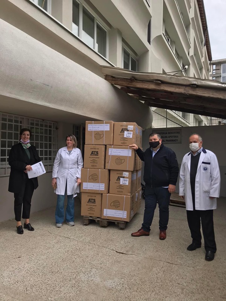 Kompania nga Shkupi jep donacion 100 mijë maska për Kosovën në vlerën prej 40 mijë eurove