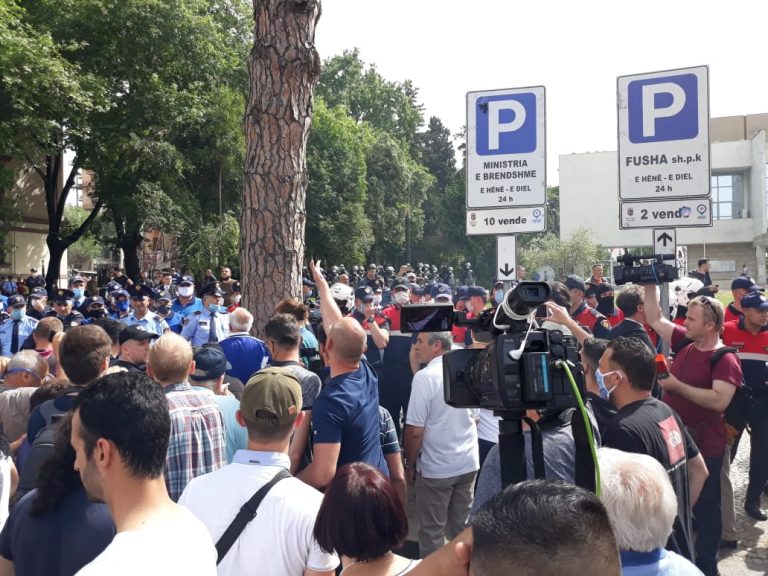 Eskalon protesta, qytetarët gjuajnë me shishe forcat e policisë dhe tentojnë të kalojnë kordonin